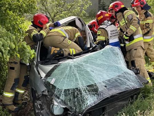 Osiemnastoletnia dziewczyna zginęła w wypadku. Samochody zderzyły się na drodze krajowej