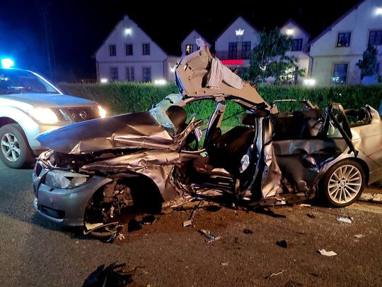 Osobówka kompletnie zmiażdżona po zderzeniu z tirem. Jedna osoba zginęła, dwie są ranne [ZDJĘCIA]