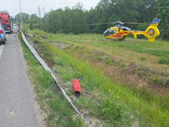 Osobówka runęła z wiaduktu, dwie osoby zginęły. Dramatyczny wypadek w Płocku. ZDJĘCIA