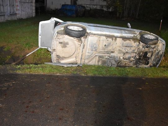 Osobówka ścięła znak i wylądowała w rowie. Kierowca i dwoje pasażerów byli kompletnie pijani