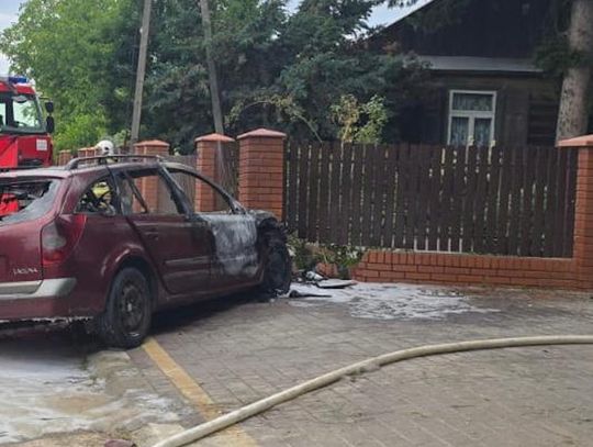 Osobówka wbiła się w betonowy płot i stanęła w ogniu. W wypadku zginęła kierująca pojazdem