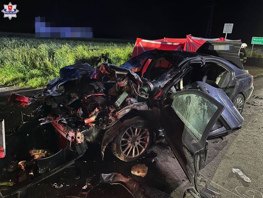 Osobówka wbiła się w tył beczkowozu. Kierowca i pasażer zginęli na miejscu, dwie osoby są ranne