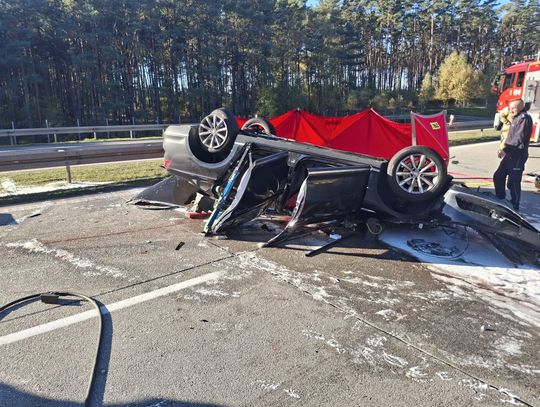 Osobówka wjechała w tył naczepy ciężarówki i dachowała. Zginęła jedna osoba, trzy zostały ranne