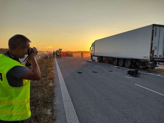 Osobówka wjechała w naczepę tira. Zginęli rodzice 2-letniego chłopca, dziecko zostało ranne [FOTO]