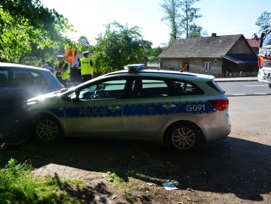 Osobówka wjechała w radiowóz. Trzech policjantów poszkodowanych