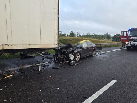 Osobówka wjechała w tył samochodu ciężarowego. Zginęło troje dorosłych, ranne jest dziecko