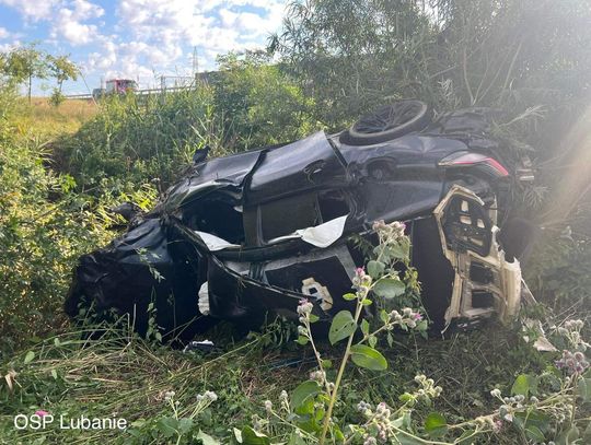 Osobówka wypadła z autostrady i dachowała. Zginął 19-latek, auto znaleźli 350 metrów od drogi