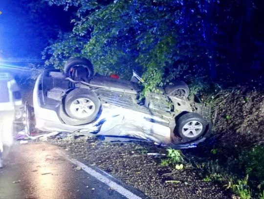 Osobówka wypadła z drogi, uderzyła w drzewo i dachowała. Kierowca zginął na miejscu, pasażer ranny