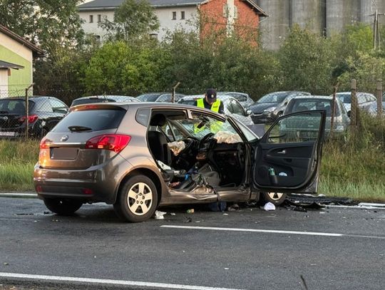 Osobówka zderzyła się czołowo z busem. Zginął 15-letni chłopak, dwie osoby zostały ranne