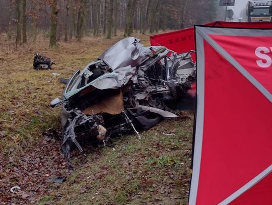 Osobówka zderzyła się czołowo z cysterną. 32-letni kierowca zginął na miejscu