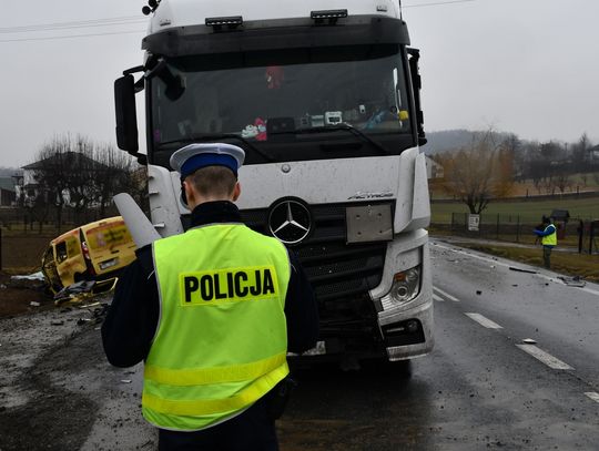 Osobówka zderzyła się z dwoma samochodami ciężarowymi. Kierowca zginął na miejscu [FOTO]