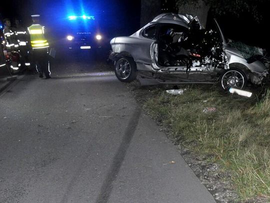 Osobówka zjechała z drogi i wbiła się w drzewo. W wypadku zginął 20-letni kierowca