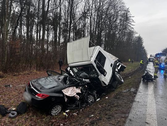 Osobówka zmiażdżona po zderzeniu czołowym z ciężarówką. Kierowca wyprzedzał kilka pojazdów