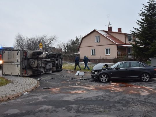 Osobowy mercedes zmiótł dostawczaka na skrzyżowaniu. Kierowca iveco wymusił pierwszeństwo