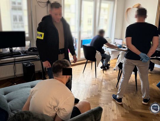 Oszukali "na BLIK" kilka tysięcy osób w Polsce. Zatrzymani szefowie gangu i przejęty majątek