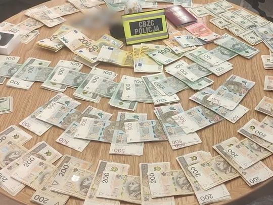 Oszukiwali metodą BLIK i podszywali się pod pracowników banków. 12 osób zatrzymanych