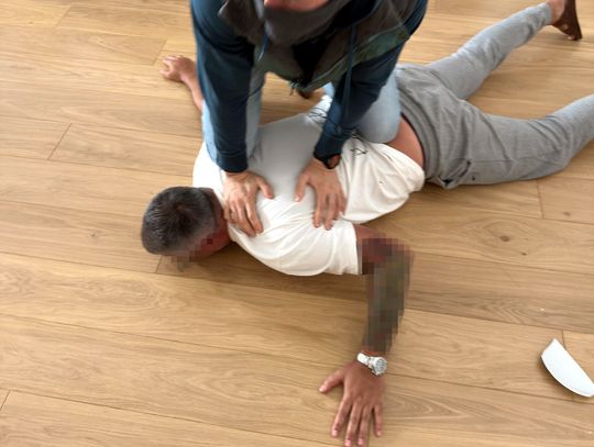 Oszuści mieli "call center" w warszawskim apartamencie. Dzwonili stąd do staruszki w Niemczech