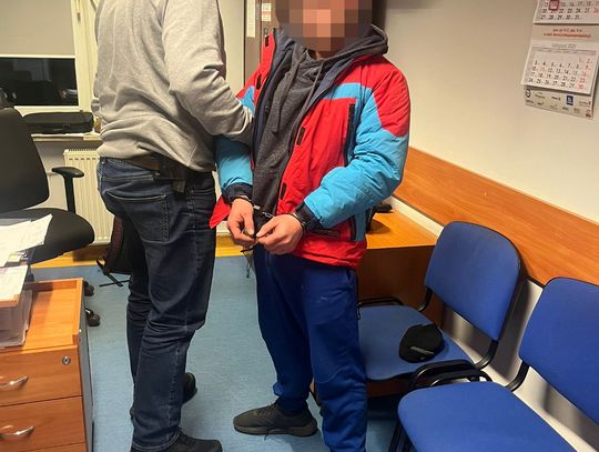 Oszuści wysłali go po pieniądze do staruszki, żeby udawał policjanta. Dała mu 40 tysięcy