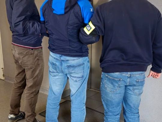 Oszust chciał przekupić kuriera, żeby nie sprawdzał jego tożsamości. Zaoferował mu sto złotych