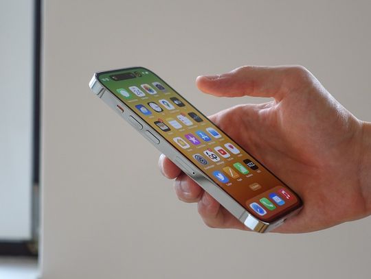 Oszust pokazał screen z przelewem. Starszy mężczyzna stracił złotą biżuterię wartą ponad 50 tysięcy