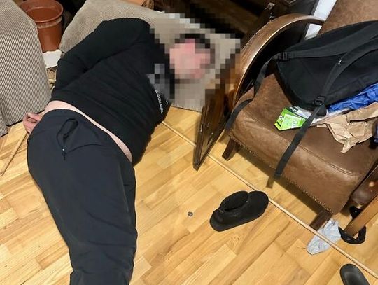 Oszust przyłapany na wypłacie pieniędzy uciekł do mieszkania. Policja musiała wejść siłą