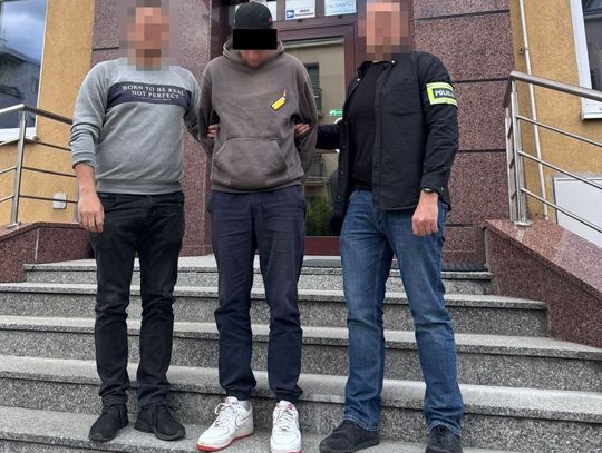 Oszust trafił na niewłaściwą babcię. W reklamówce były pocięte gazety Oszust trafił na niewłaściwą babcię. W reklamówce były pocięte gazety