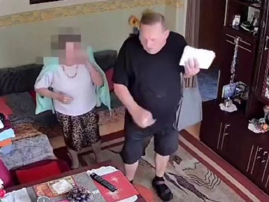 Oszust wszedł do mieszkania seniorki. Próbował ją okraść i wyłudzić pieniądze. Wszystko się nagrało. Mężczyzna jest poszukiwany