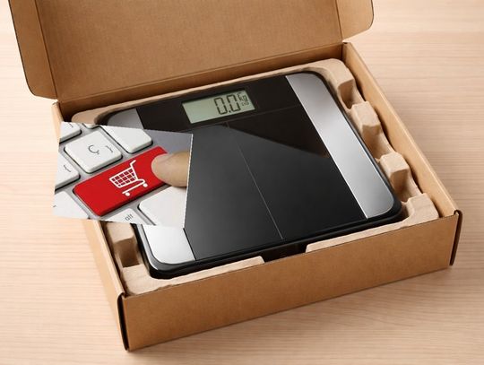 Oszust zamiast laptopa wysłał... wagę. 66-latek stracił pieniądze po "okazyjnym" zakupie w sieci