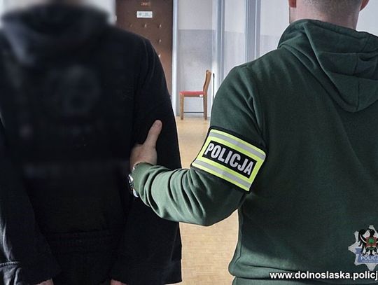 Oszust zatrzymany na gorącym uczynku. Przyjechał z zagranicy, by odebrać pieniądze od seniora Oszust zatrzymany na gorącym uczynku. Przyjechał z zagranicy, by odebrać pieniądze od seniora