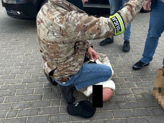 Oszust zatrzymany z reklamówką pełną kasy. W siatce było blisko 370 tysięcy złotych [WIDEO]
