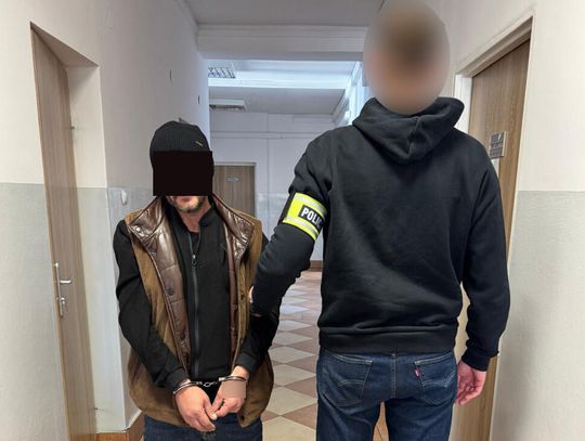 Oszusta zgubiło nerwowe zachowanie. Wpadł, gdy dokonywał seryjnych wypłat z bankomatu Oszusta zgubiło nerwowe zachowanie. Wpadł, gdy dokonywał seryjnych wypłat z bankomatu