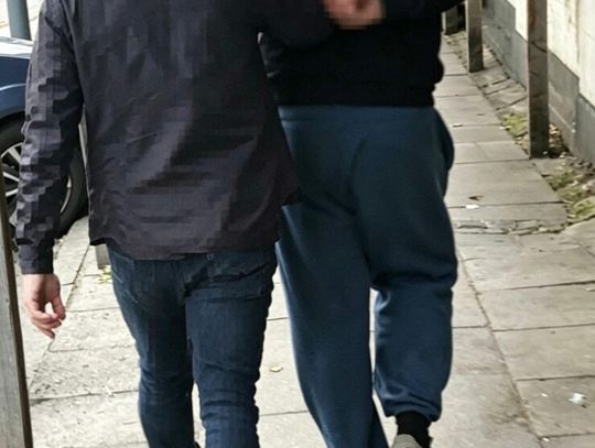 Otoczyli 15-letniego chłopaka i zaczęli go szarpać. Potem zabrali mu koszulkę
