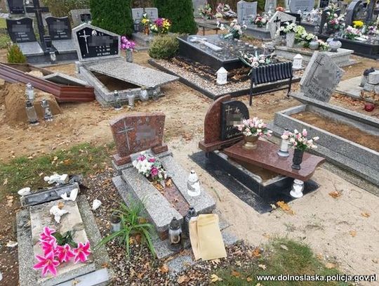 Otwierał groby, przewracał nagrobki. 34-latek dostał amoku na cmentarzu