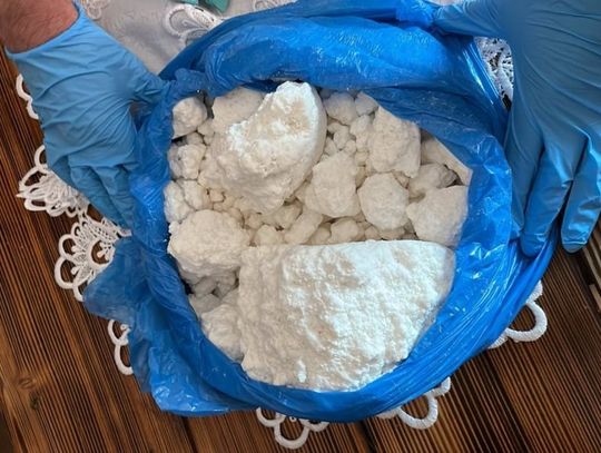 Otworzył drzwi i zbladł na widok policjantów. W kawalerce ukrywał ponad 3 kg amfetaminy