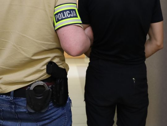 Otworzył drzwi policjantom mając biały proszek na nosie. Wcześniej uciekł z miejsca kolizji