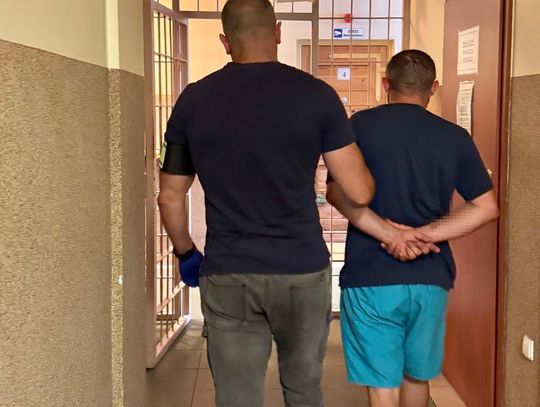 Otworzyła oczy i zobaczyła mężczyznę w kominiarce. Napastnik zaczął ją dusić i domagał się pieniędzy