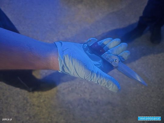 Pacjent wyjął nóż w karetce i groził, że zabije ratowników. Został obezwładniony, a potem trzeźwiał dwa dni