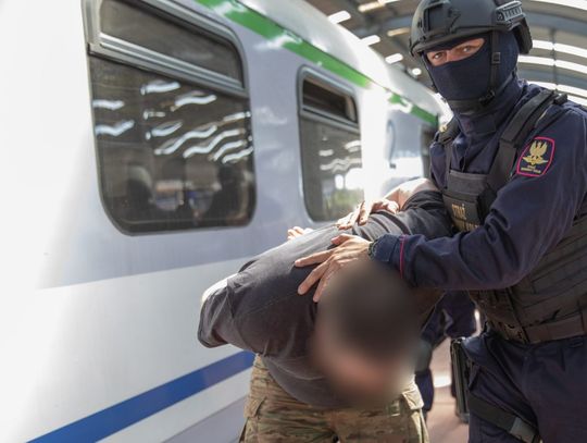 Palił marihuanę w pociągu. 23-latek był agresywny i został wyprowadzony w kajdankach