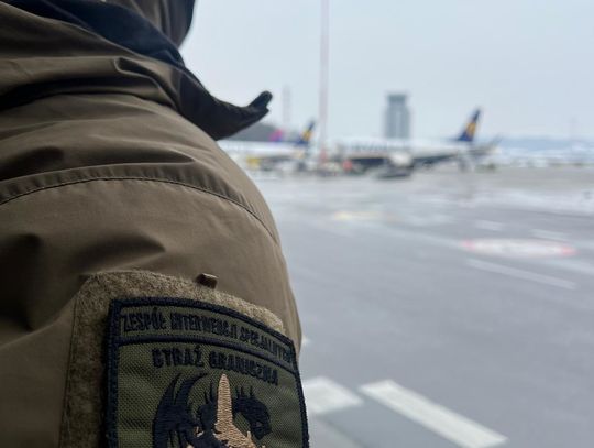 Paliły papierosy w samolotach. Kobiety ukarane mandatami przez Straż Graniczną