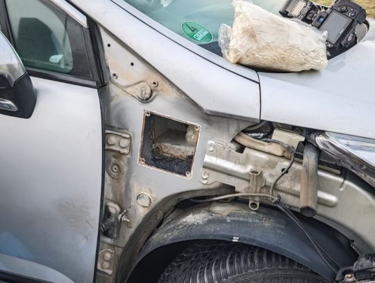 Pancerny schowek w nadkolu nie pomógł. Służby wyjęły z auta 42 kg mefedronu o wartości 2,5 miliona