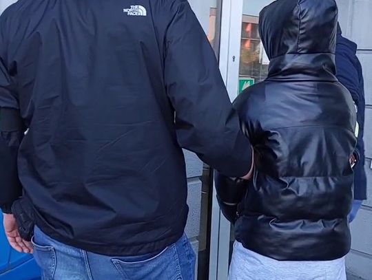 Para 16-latków zatrzymana z marihuaną. Po wpadce policjanci dotarli do trojga dilerów