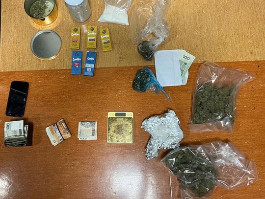 Para 18-latków nie chciała otworzyć policji. Mieli blisko 400 gramów narkotyków i sporo gotówki