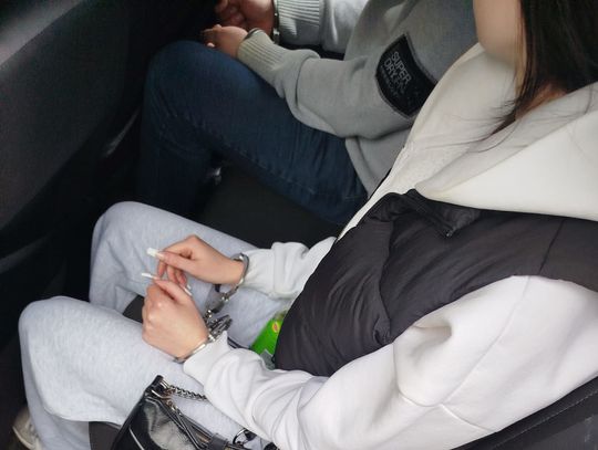 Para w zaparkowanym aucie spłoszyła się na widok policjantów. Szybko odkryli ich "sekret"