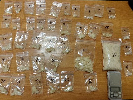 Pasażer auta z zepsutym światłem pocił się i wiercił. Mężczyzna miał dużo towaru podzielonego na porcje