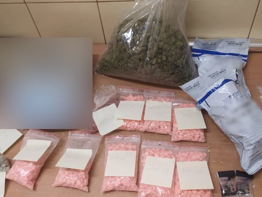 Pasażer miał ponad dwa kilo różnych narkotyków. Przed kontrolą próbował wyrzucić je przez okno