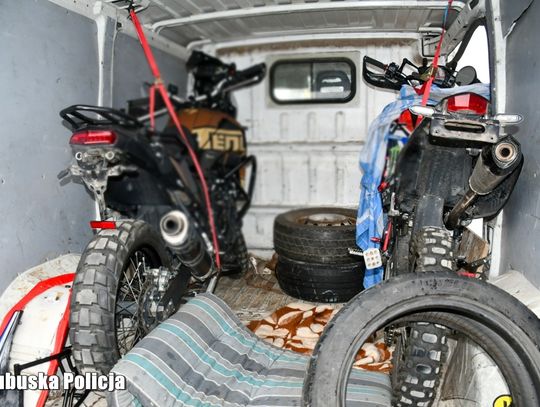 Paser motocyklowy miał na pace busa dwie kradzione maszyny. 27-latek został zatrzymany