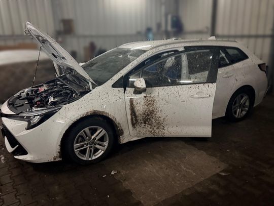 Paser rozmontował na części kradzioną toyotę. Przyłapany przez policję tłumaczył... że wymienia olej