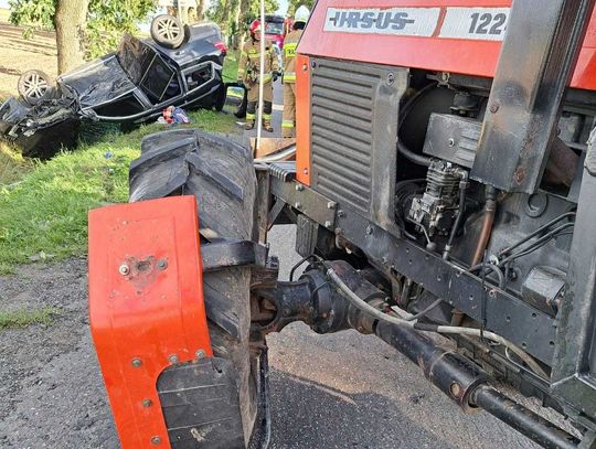 Passat dachował po zderzeniu z ciągnikiem rolniczym. Śmigłowiec LPR zabrał 6-latka do szpitala