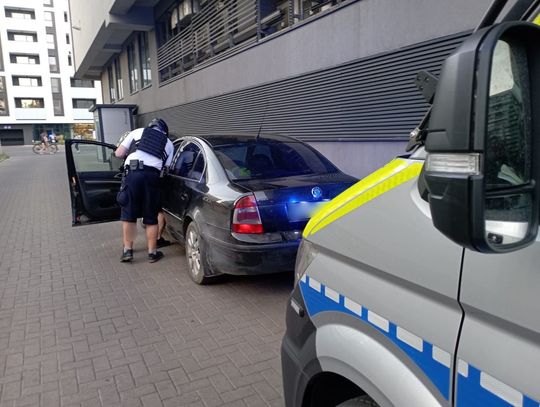 Skoda pełna niespodzianek. Pasażer miał narkotyki przy sobie, a kierowca w sobie. Do tych w schowku żaden się nie przyznaje