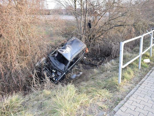 Passat wbił się w betonowy przepust. Kierowca i pasażerka wypadli z auta [FOTO]